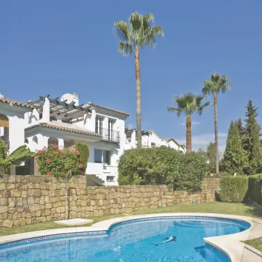 Продажа дома на две семьи в Guadalmina Baja