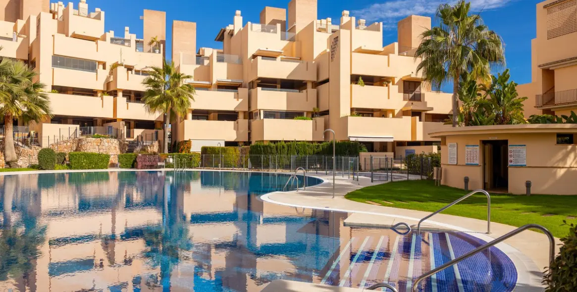 Sale of ground floor apartment in New Golden Mile 1