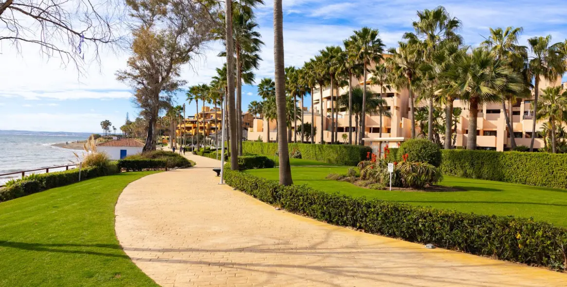 Sale of ground floor apartment in New Golden Mile 2