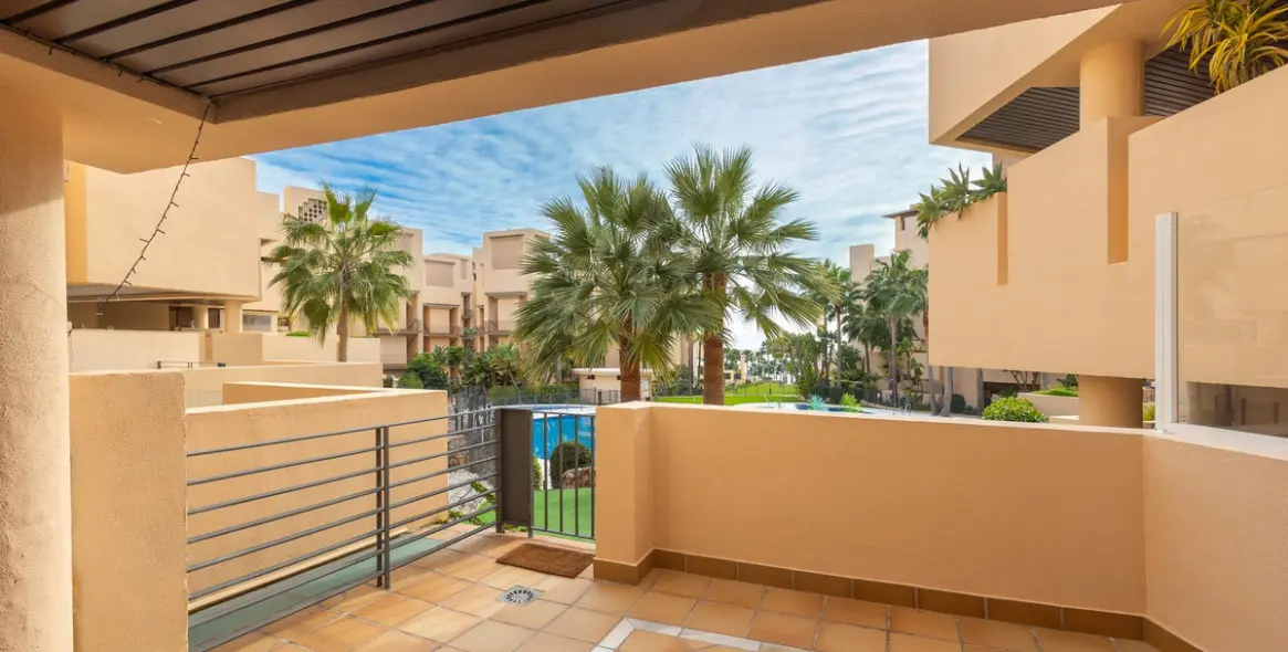 Продажа апартаментов на первом этаже в New Golden Mile 25