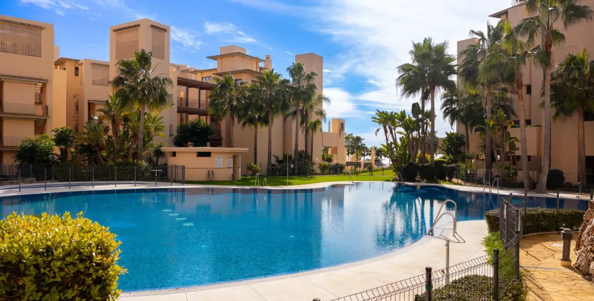 Продажа апартаментов на первом этаже в New Golden Mile 27