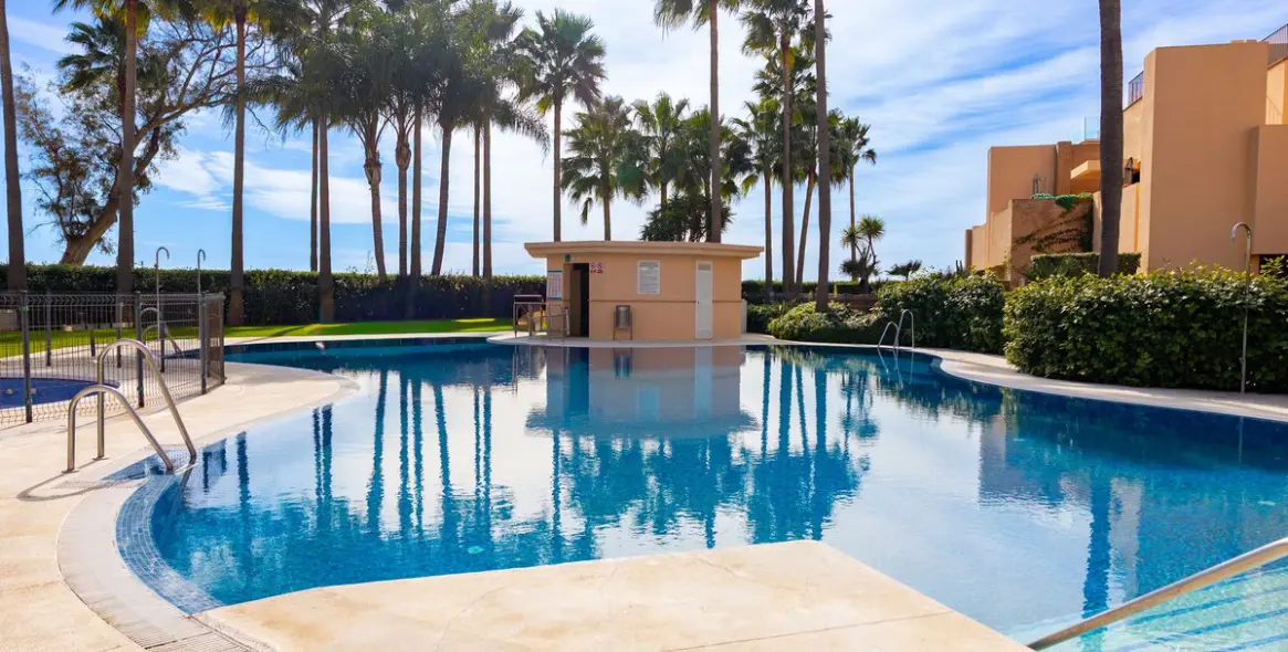 Продажа апартаментов на первом этаже в New Golden Mile 28