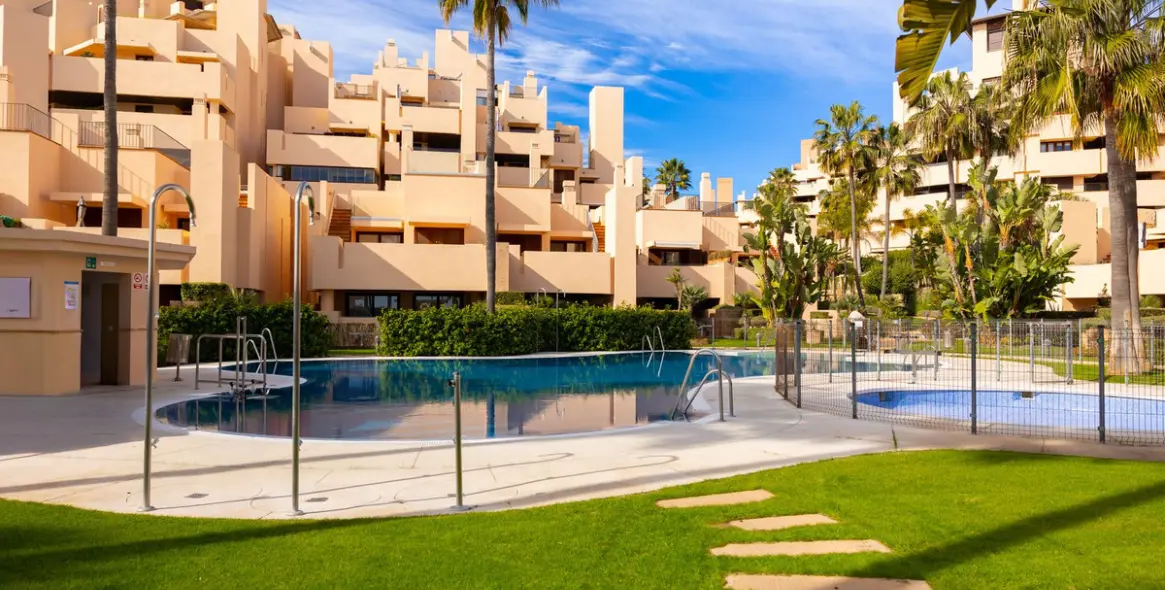 Продажа апартаментов на первом этаже в New Golden Mile 30