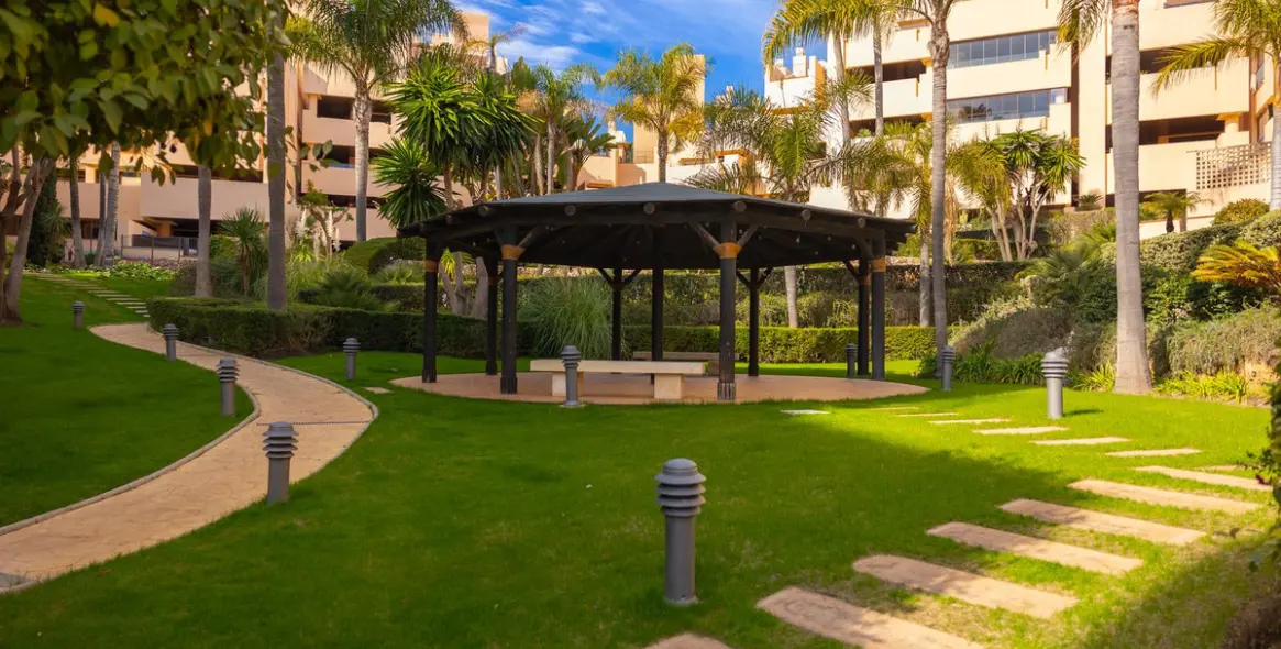 Продажа апартаментов на первом этаже в New Golden Mile 31