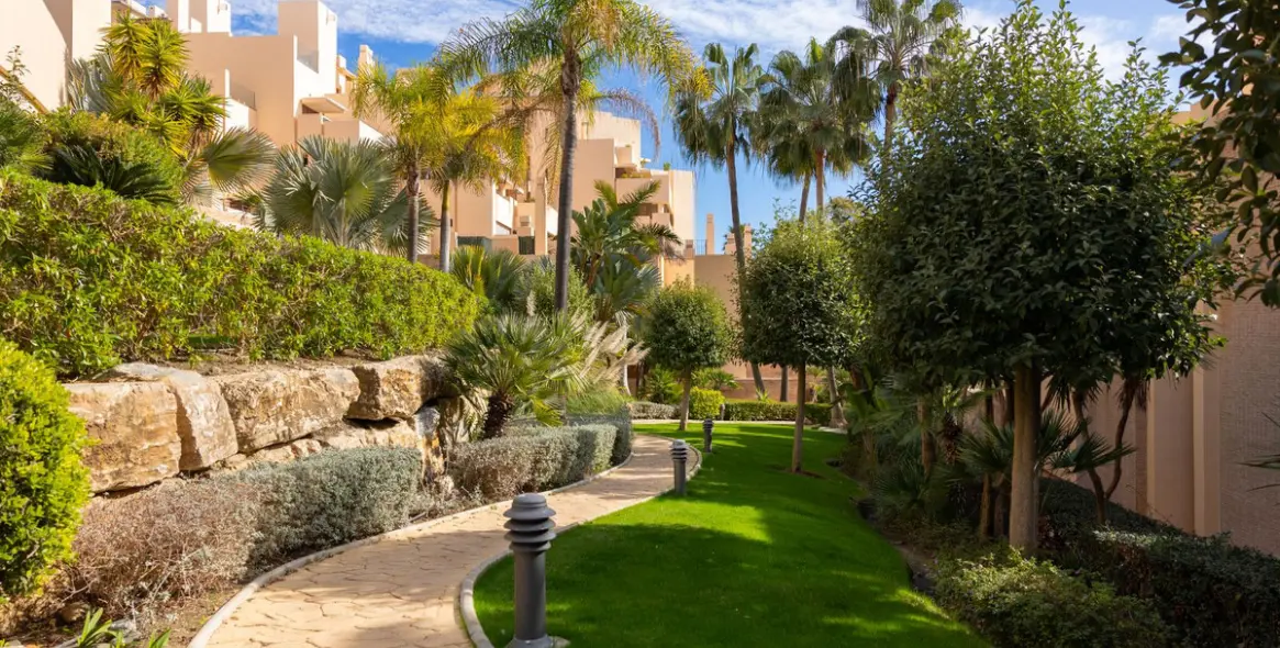 Продажа апартаментов на первом этаже в New Golden Mile 33