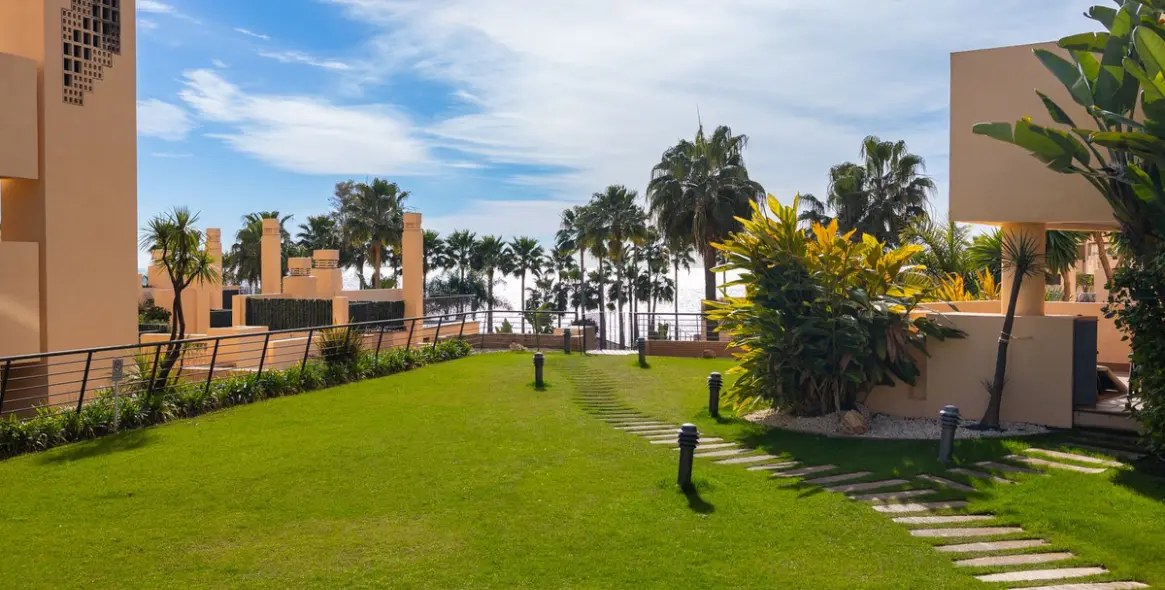 Продажа апартаментов на первом этаже в New Golden Mile 35