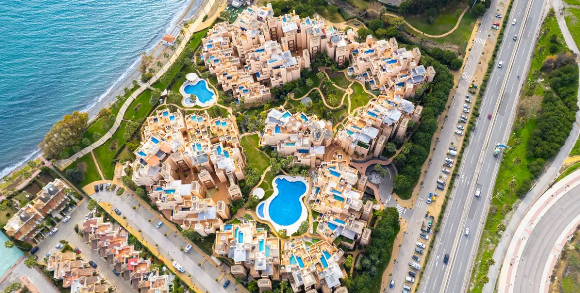 Продажа апартаментов на первом этаже в New Golden Mile 50