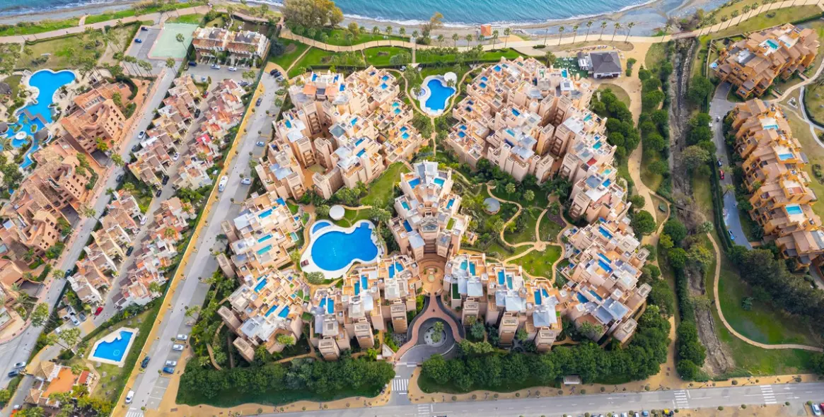 Продажа апартаментов на первом этаже в New Golden Mile 56