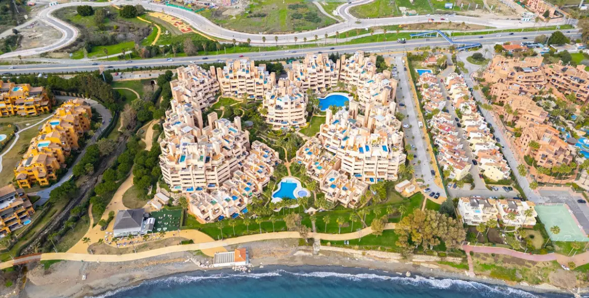 Продажа апартаментов на первом этаже в New Golden Mile 57