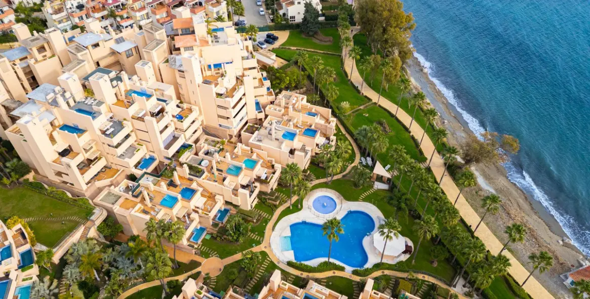 Продажа апартаментов на первом этаже в New Golden Mile 61