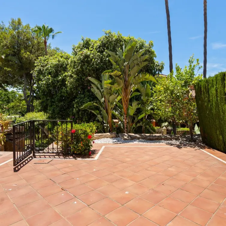 Sale of townhouse in Guadalmina Baja