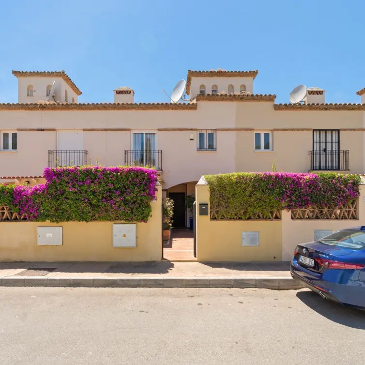 Sale of townhouse in Guadalmina Baja