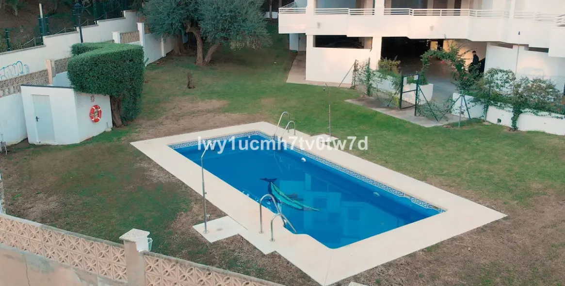 Sale of middle floor apartment in Cerrado de Calderón 4