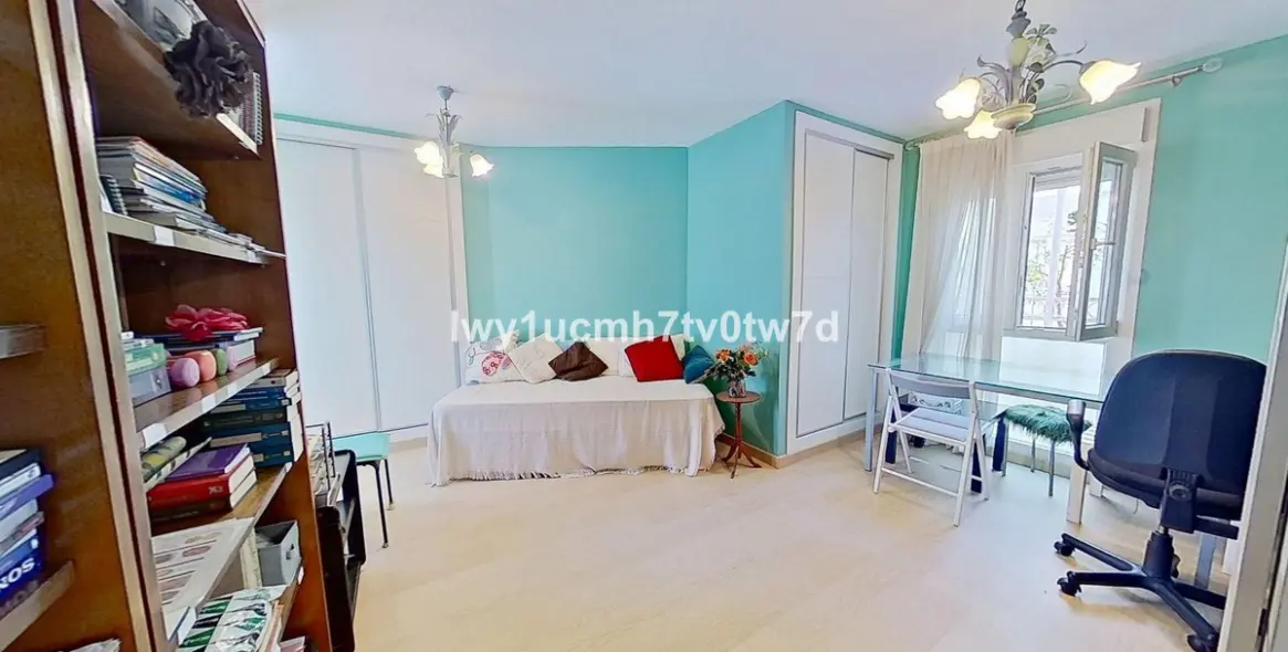 Sale of middle floor apartment in Cerrado de Calderón 9