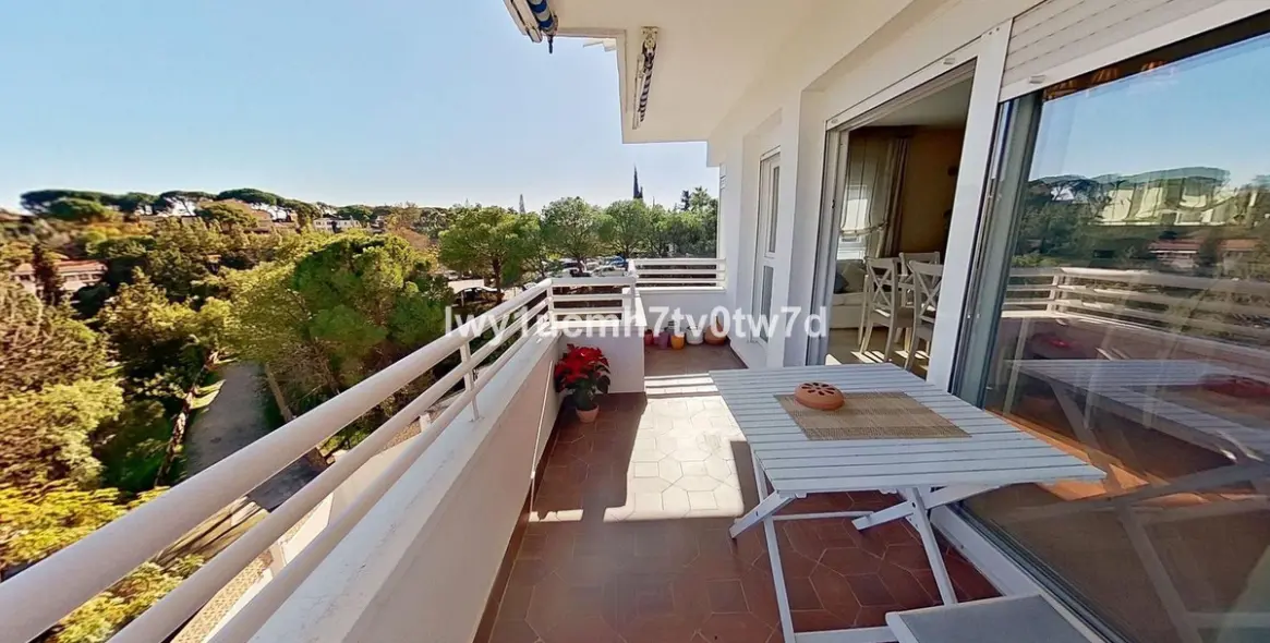 Sale of middle floor apartment in Cerrado de Calderón 18