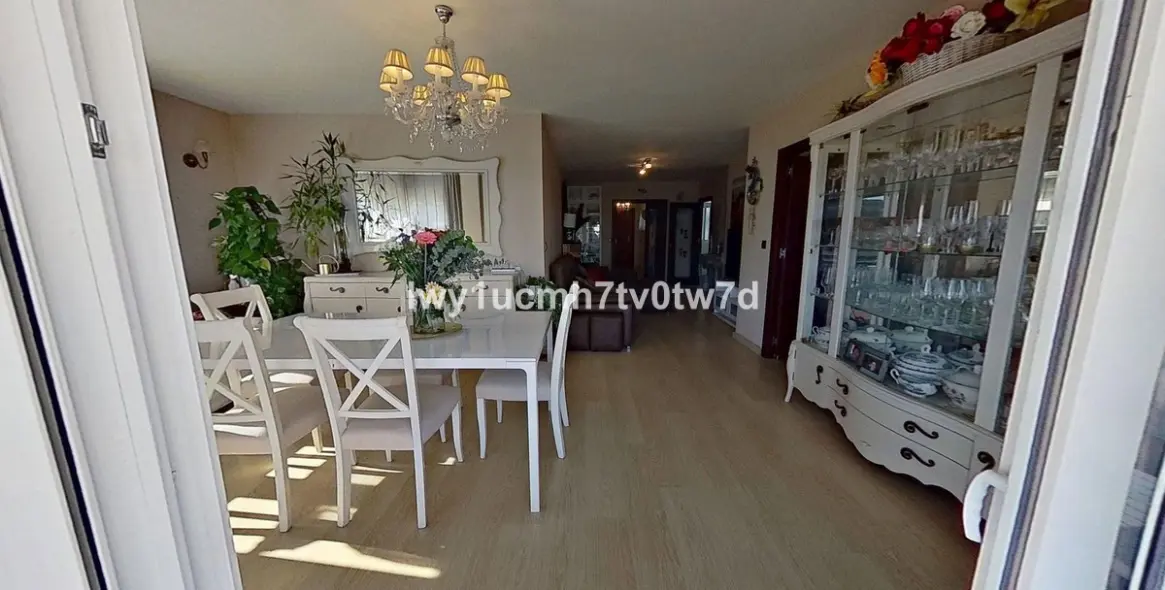 Sale of middle floor apartment in Cerrado de Calderón 19