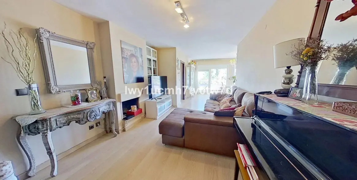 Sale of middle floor apartment in Cerrado de Calderón 20