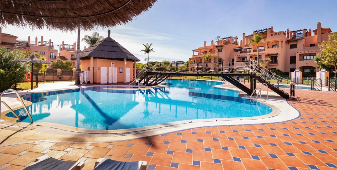 Продажа апартаментов на среднем этаже в Hacienda del Sol 1