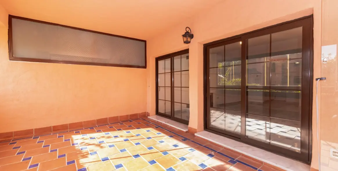 Продажа апартаментов на среднем этаже в Hacienda del Sol 2