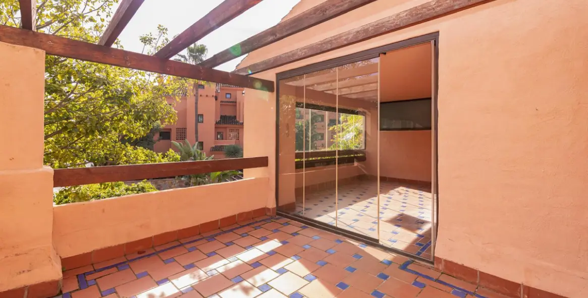 Продажа апартаментов на среднем этаже в Hacienda del Sol 4