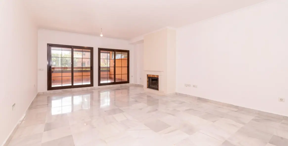 Продажа апартаментов на среднем этаже в Hacienda del Sol 8