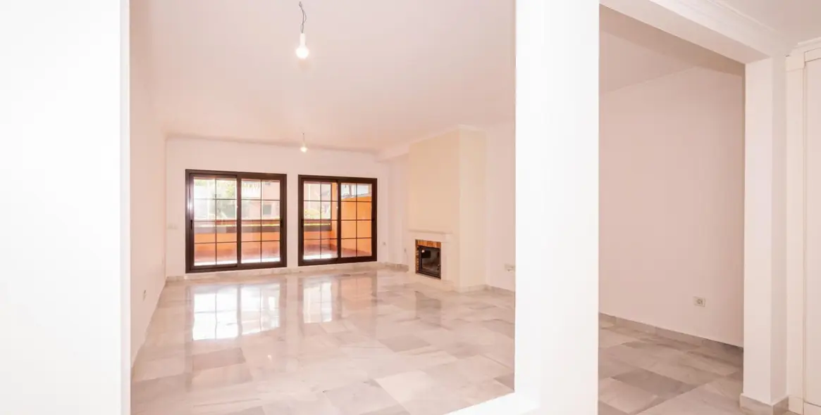 Продажа апартаментов на среднем этаже в Hacienda del Sol 9