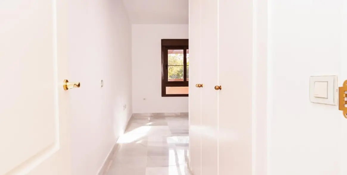 Продажа апартаментов на среднем этаже в Hacienda del Sol 12