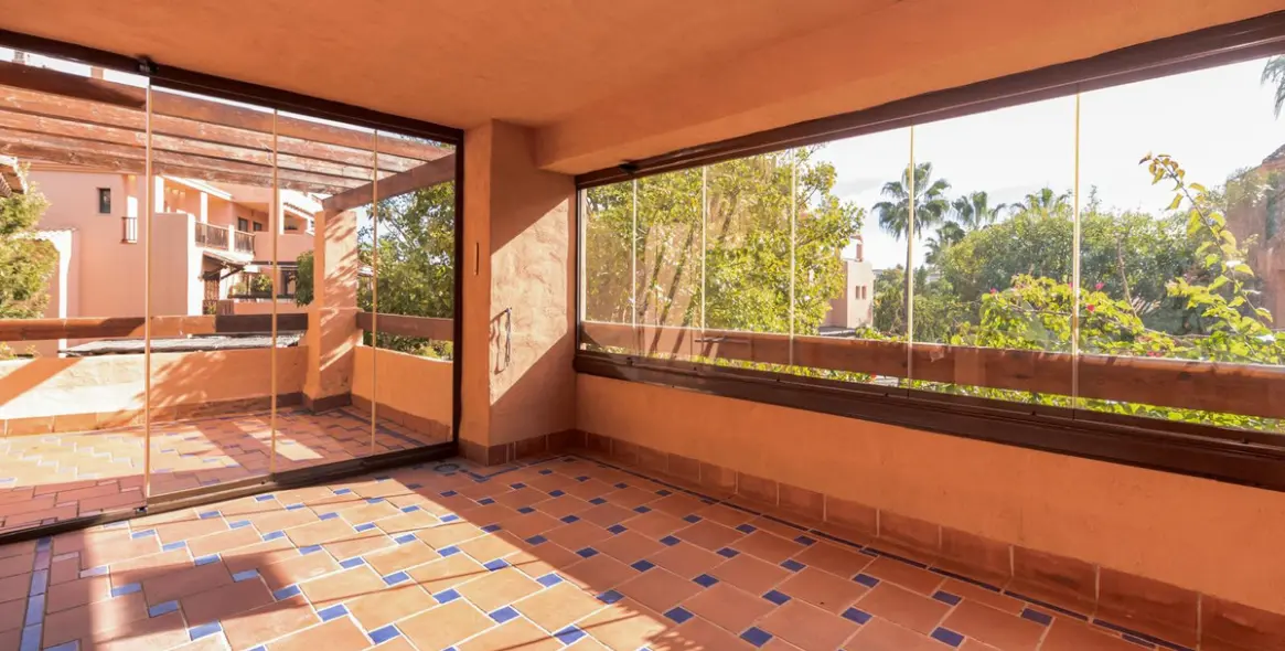 Продажа апартаментов на среднем этаже в Hacienda del Sol 13