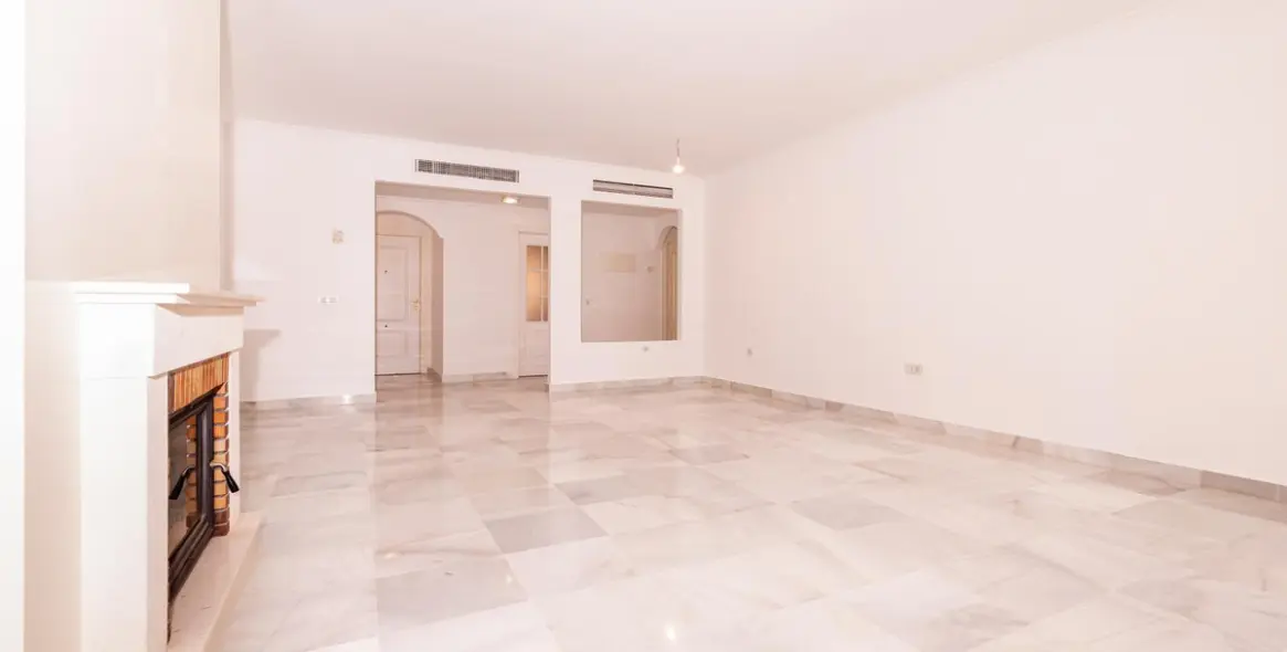 Продажа апартаментов на среднем этаже в Hacienda del Sol 14