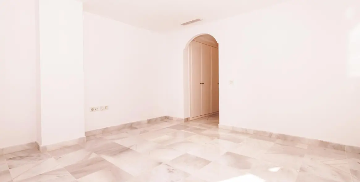 Sale of middle floor apartment in Hacienda del Sol 37