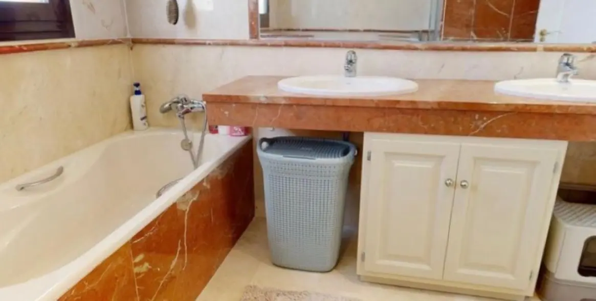 Sale of middle floor apartment in Hacienda del Sol 48