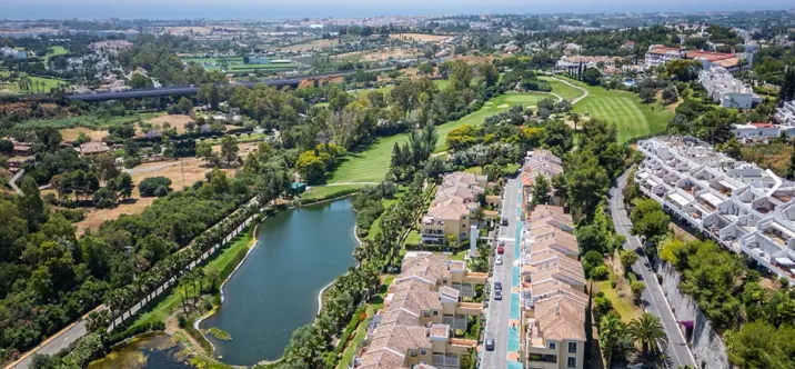 Venta de apartamento en planta media en La Quinta 3