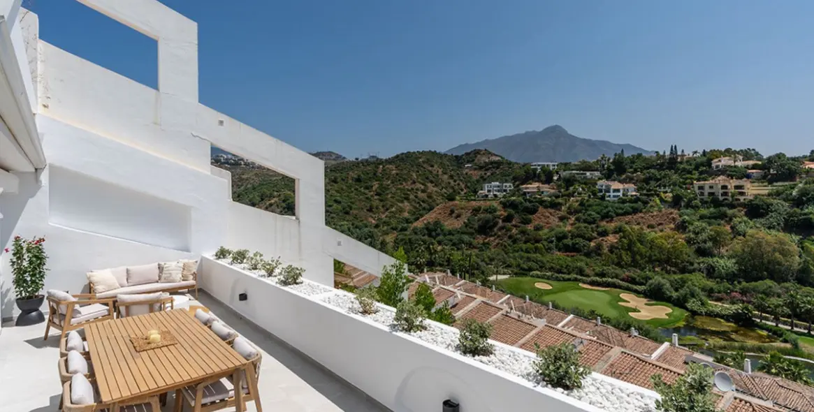 Venta de apartamento en planta media en La Quinta 7