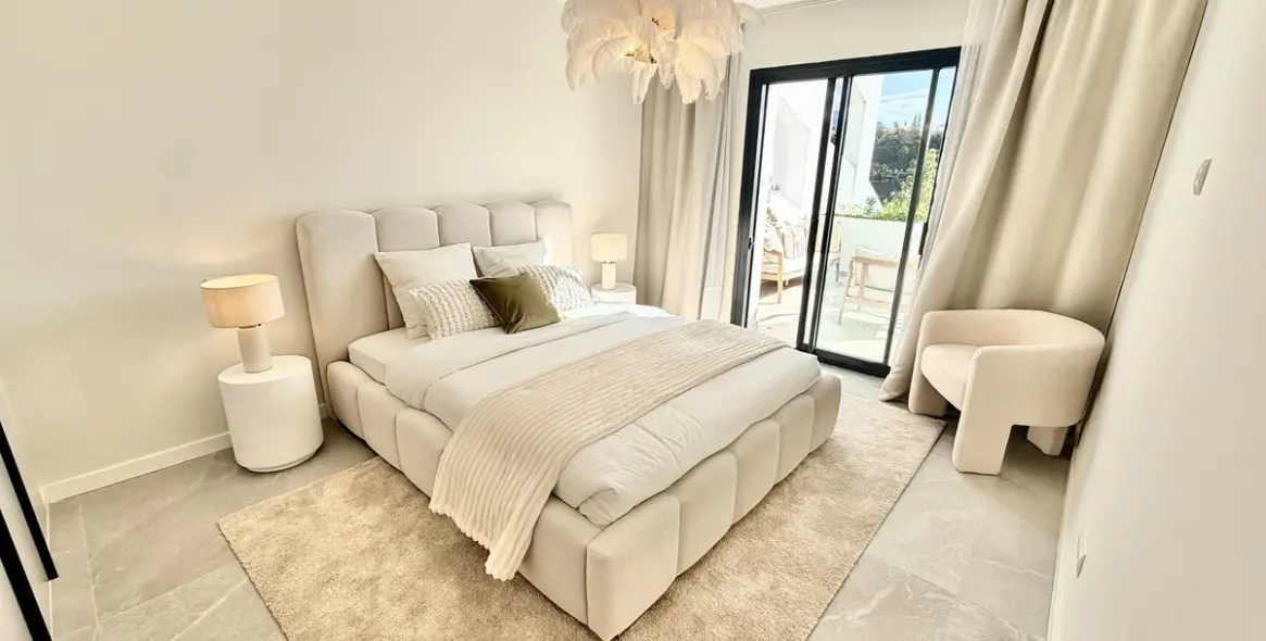 Venta de apartamento en planta media en La Quinta 13