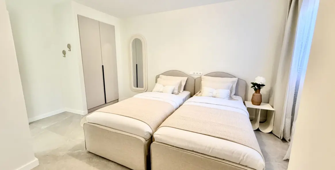 Venta de apartamento en planta media en La Quinta 18