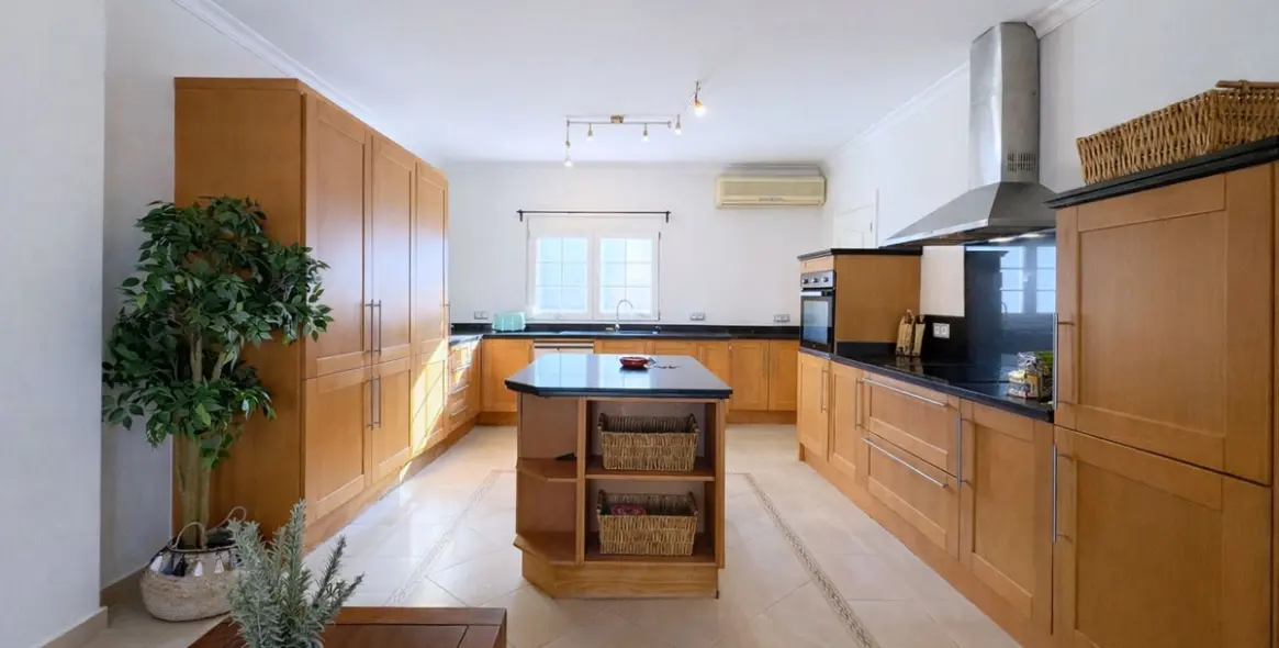 Продажа  отдельно стоящей виллы в La Cala Golf 9