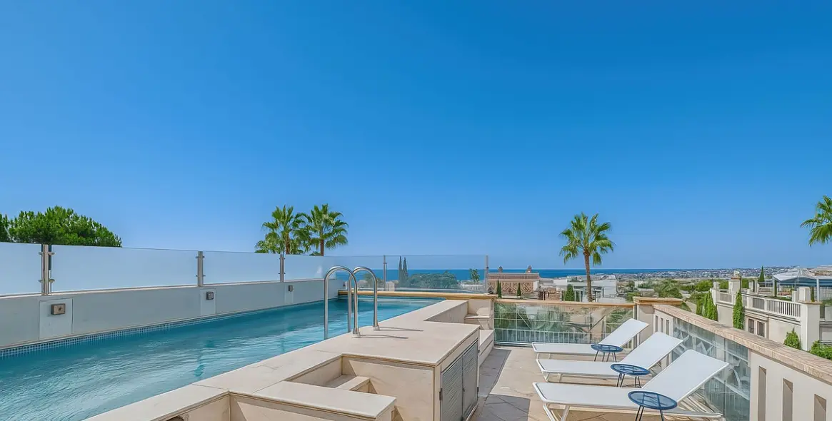 Продажа дома на две семьи в The Golden Mile 1