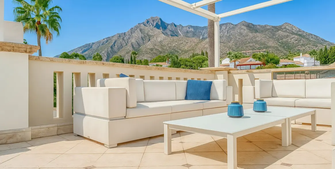 Продажа дома на две семьи в The Golden Mile 2