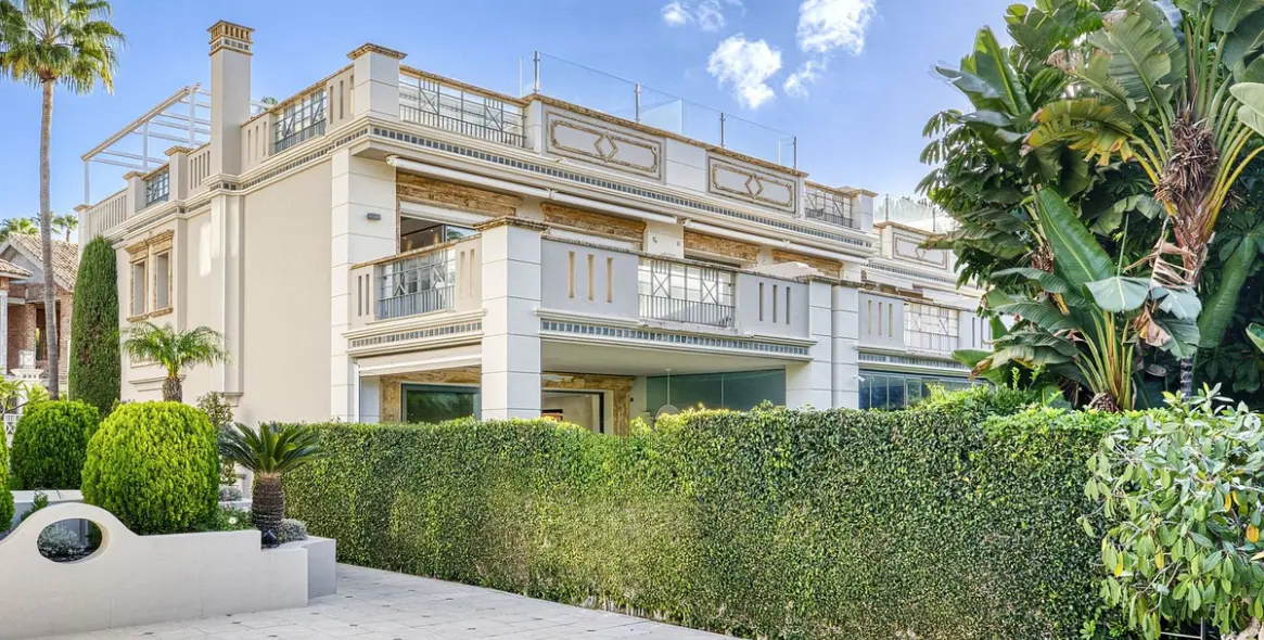 Продажа дома на две семьи в The Golden Mile 3