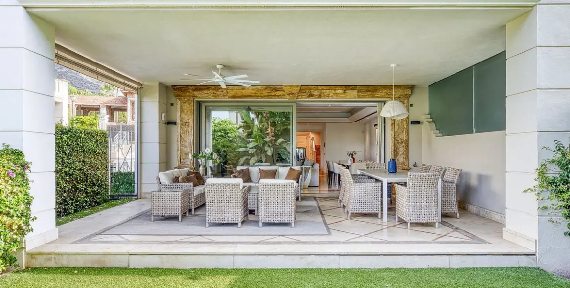 Продажа дома на две семьи в The Golden Mile 4