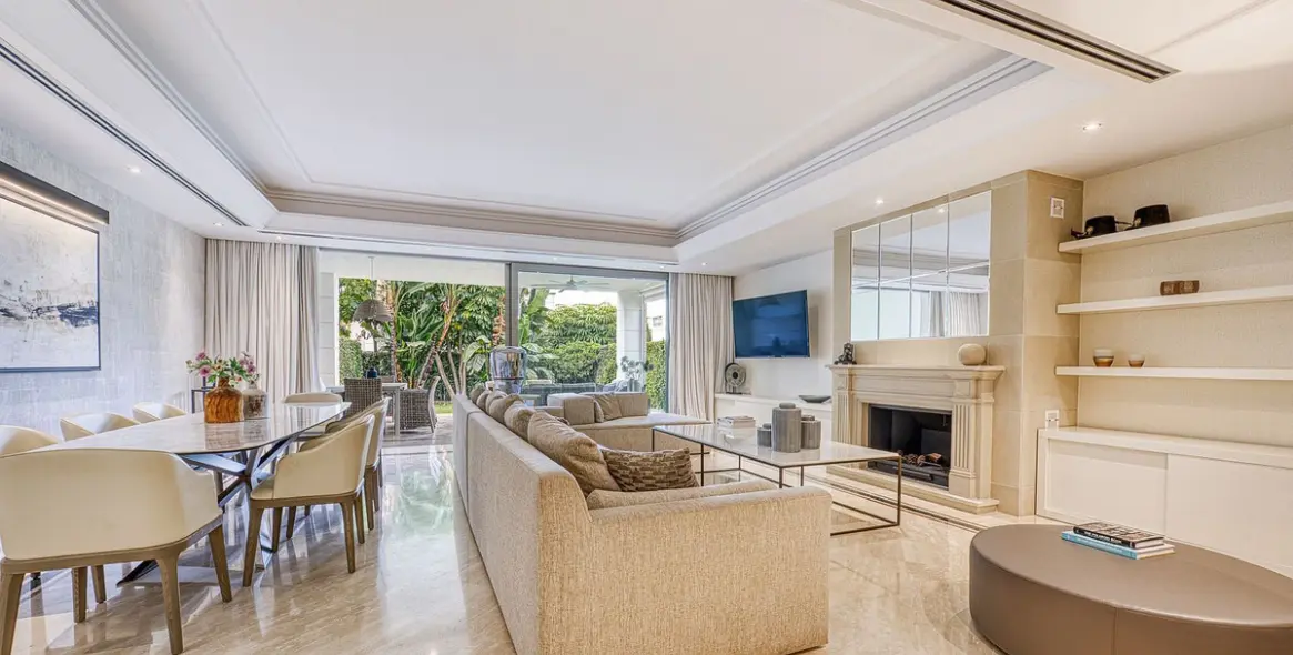 Продажа дома на две семьи в The Golden Mile 8