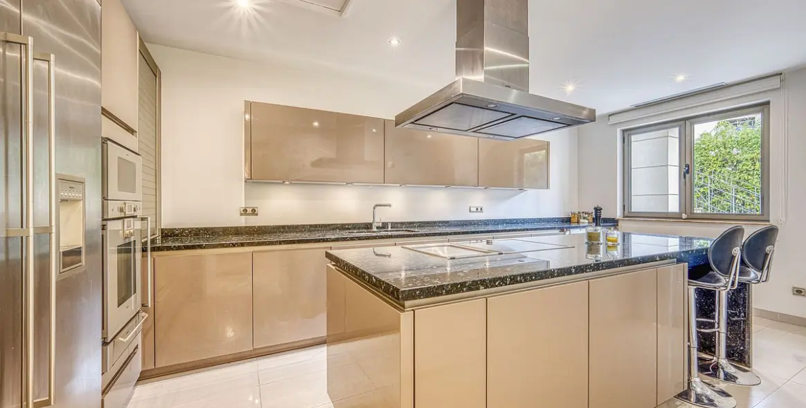 Продажа дома на две семьи в The Golden Mile 9