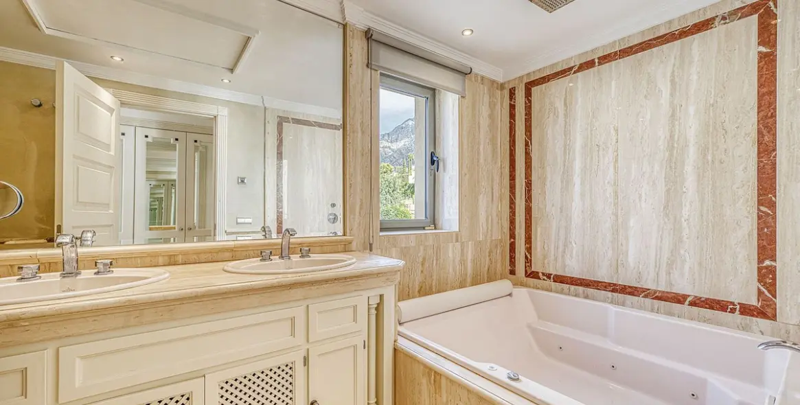 Продажа дома на две семьи в The Golden Mile 12