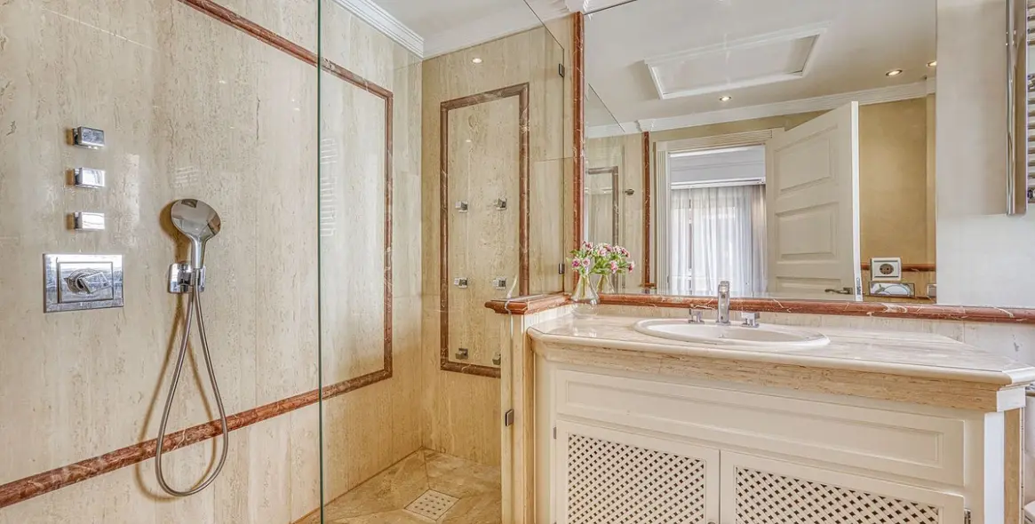 Продажа дома на две семьи в The Golden Mile 14