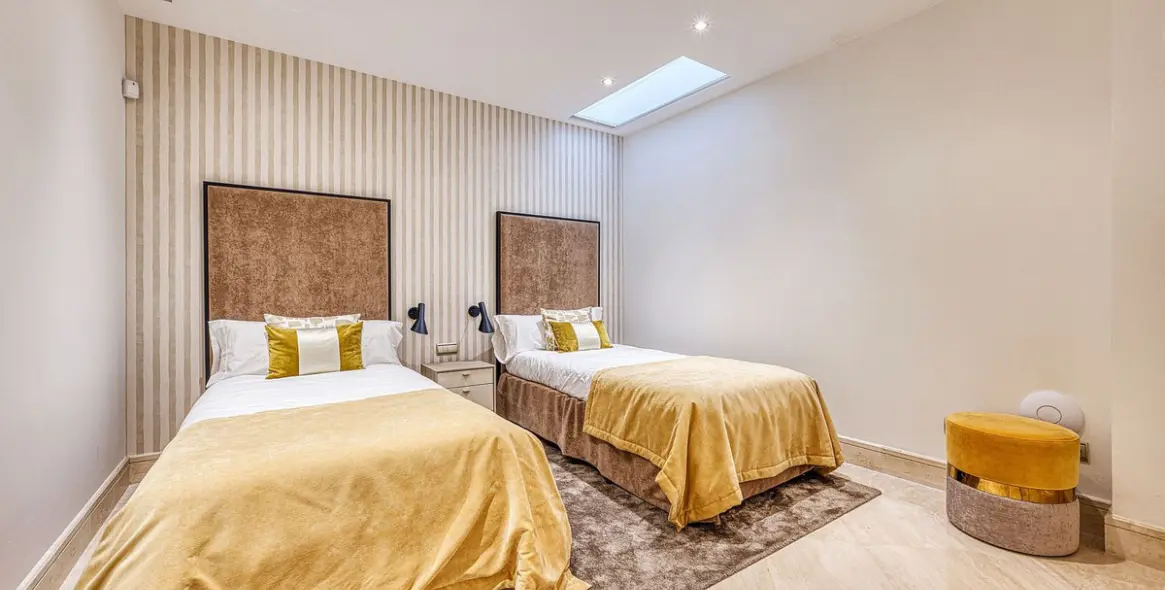 Продажа дома на две семьи в The Golden Mile 18