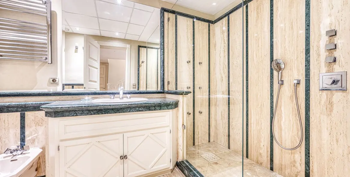 Продажа дома на две семьи в The Golden Mile 20