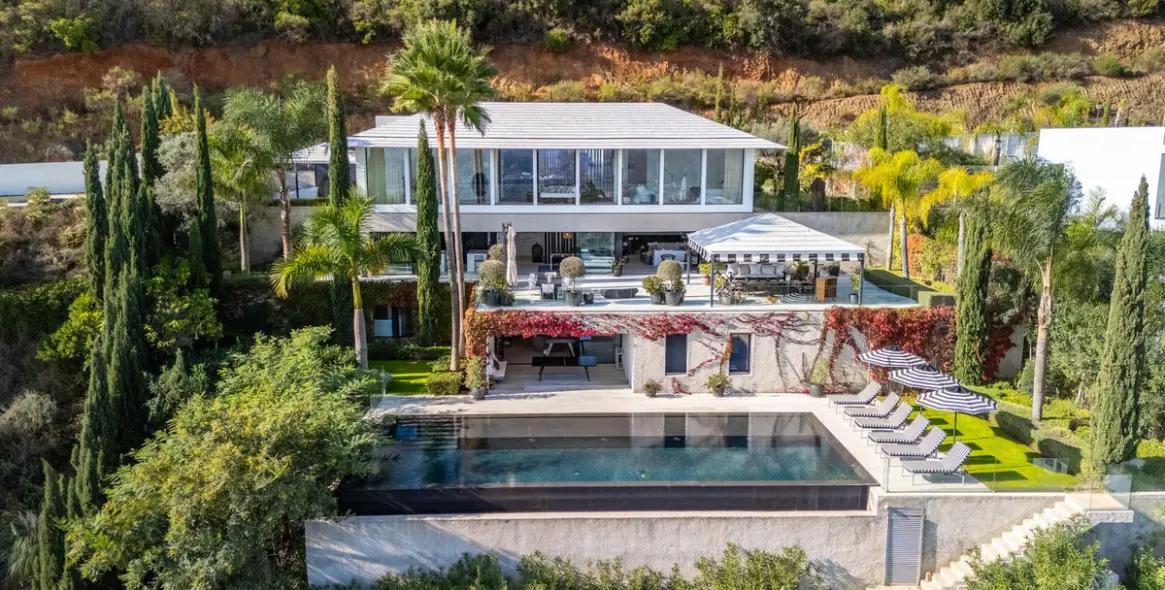 Sale of detached villa in Elviria 1