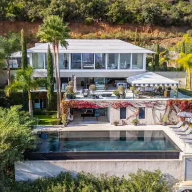 Продажа  отдельно стоящей виллы в Elviria