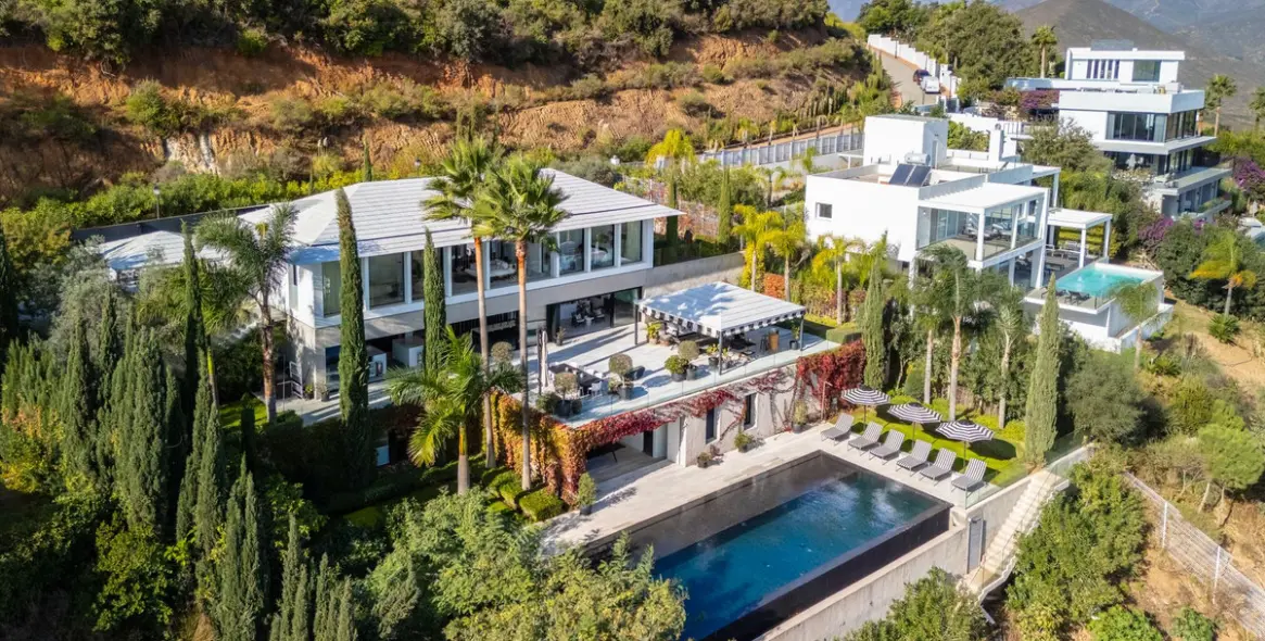 Sale of detached villa in Elviria 3