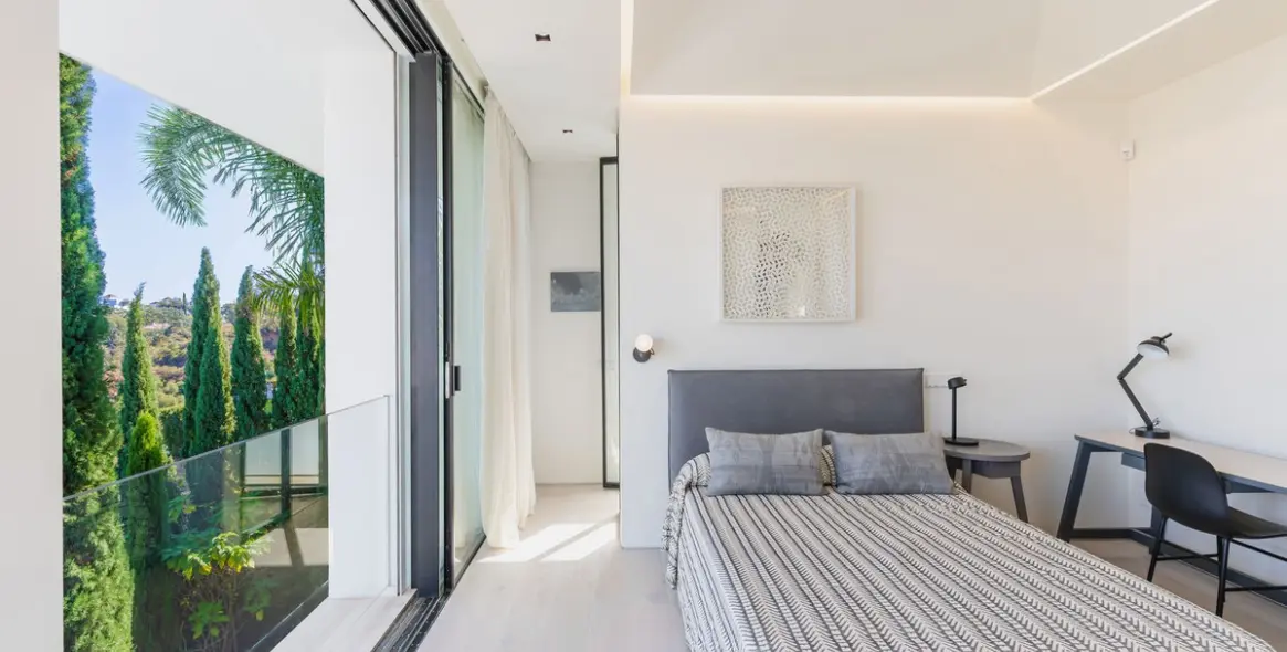 Sale of detached villa in Elviria 28